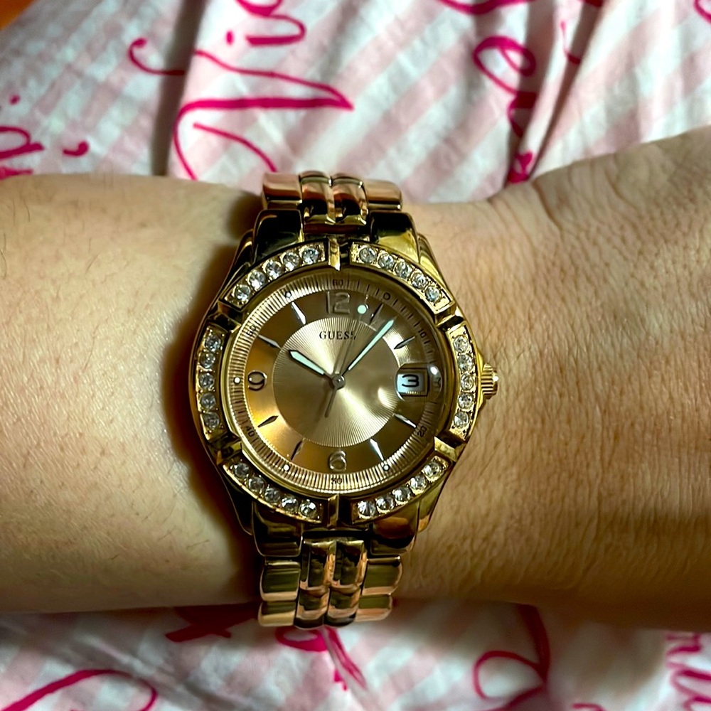 Guess Women's Classic Rose Gold Dial Watch. Pre-loved. Needs batteries.